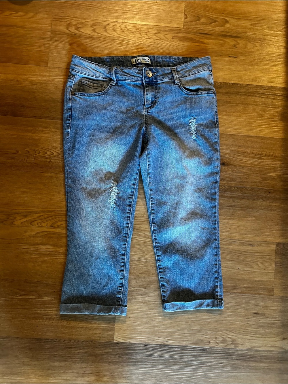lei Women's Medium Blue Cropped Distressed Jeans